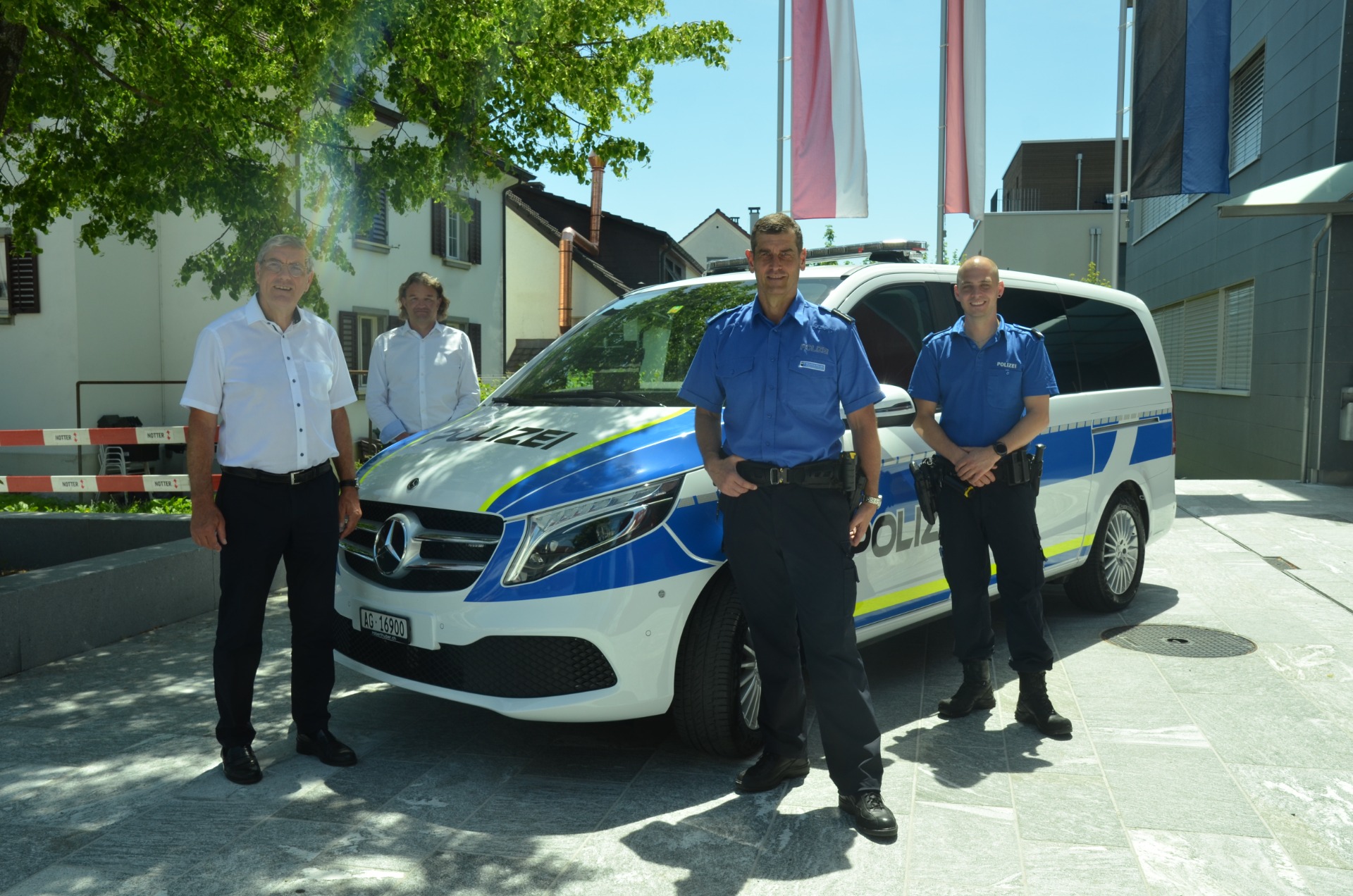 Von links nach rechts: Gregor Naef (Gemeindeammann), Dominik Honegger (Garage Robert Huber AG), Daniel Schreiber (Polizei-Chef), Severin Michel (Fahrzeugverantwortlicher Regionalpolizei)