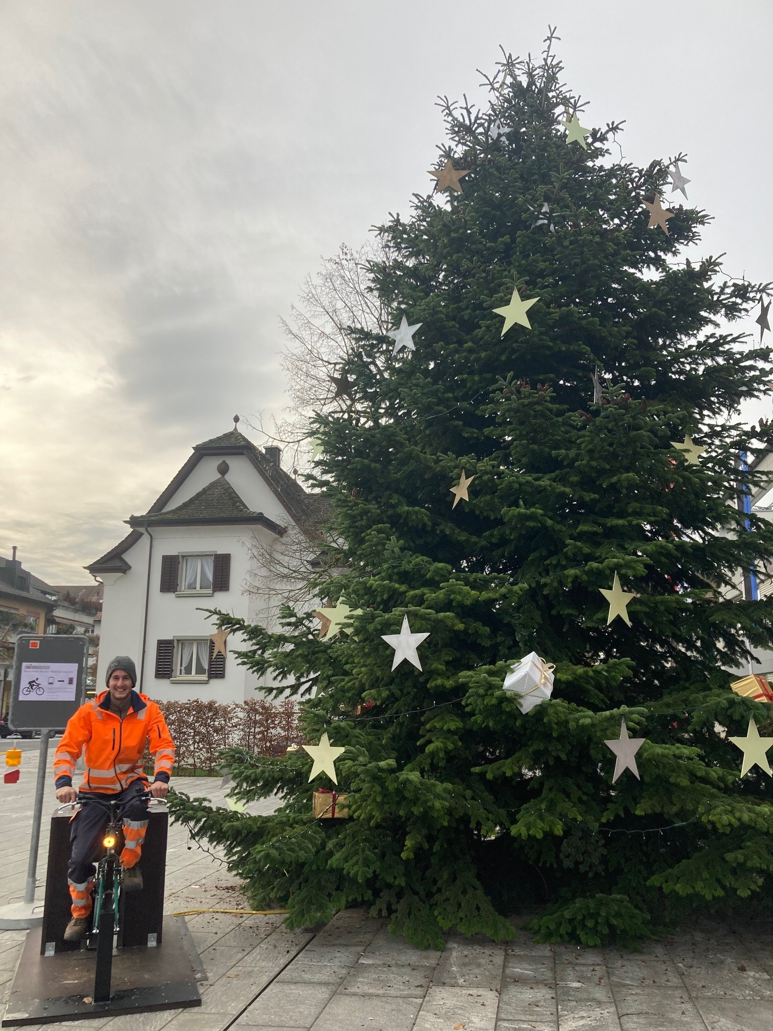 Weihnachtsbaum mit velobetriebener Beleuchtung 